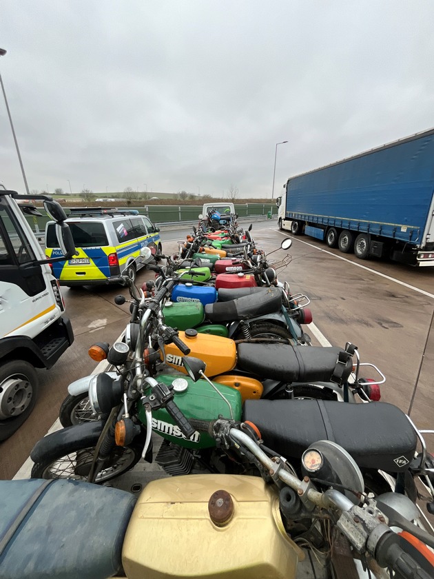 API-TH: 20 Mopeds auf der Autobahn
