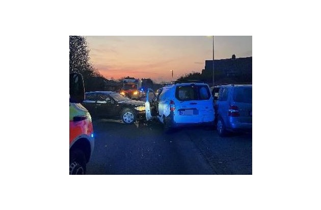 POL-STD: Zwei Verletzte bei Unfall in Bützfleth - Fehlerkorrektur -