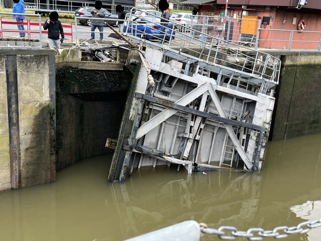 PP-ELT: Schiffsunfall mit Anfahrung des Schleusentors der Schleuse Müden