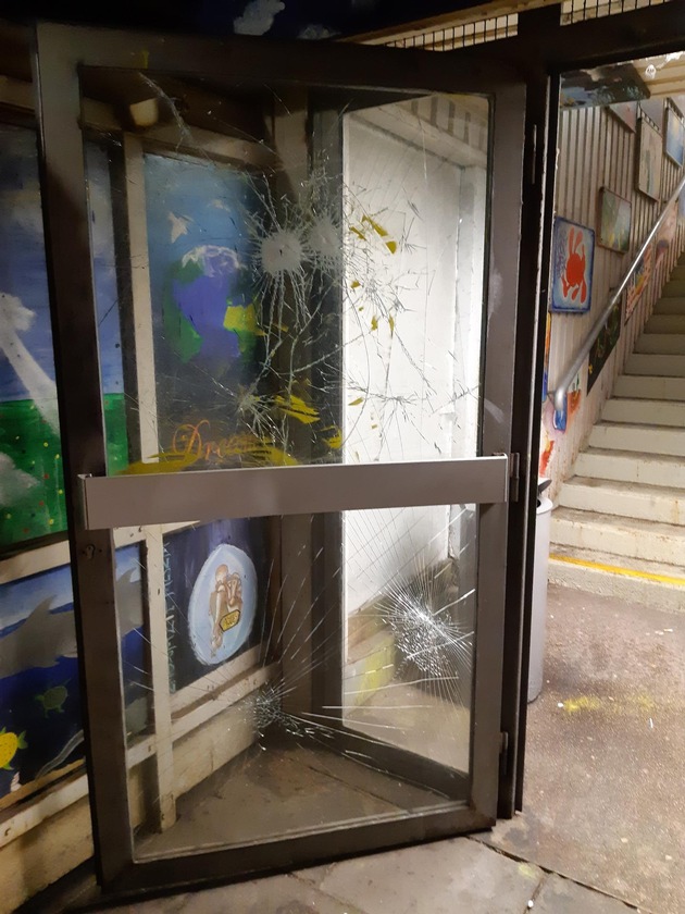 BPOL-HB: Fahrausweisautomaten und Scheiben im Bahnhof Meckelfeld mit Eisenstange eingeschlagen