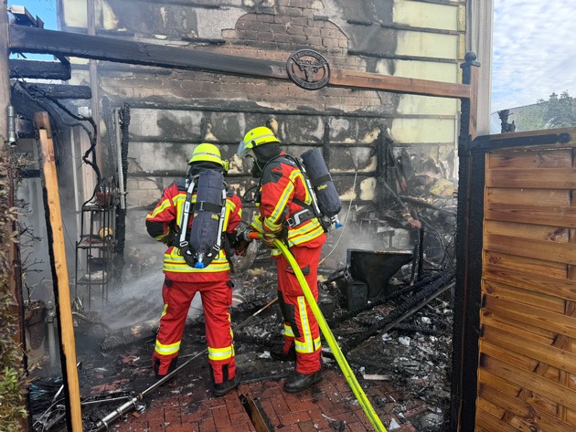 FW-SE: Brand eines Schuppens greift auf Endreihenhaus über