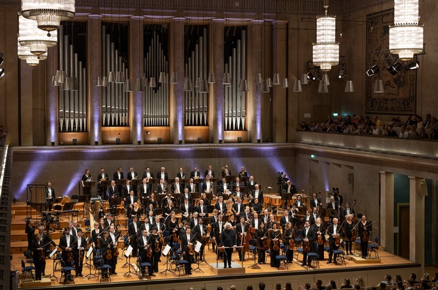 Die neue Konzertsaison 2026/27 bei Symphonieorchester und Chor des BR mit Sir Simon Rattle