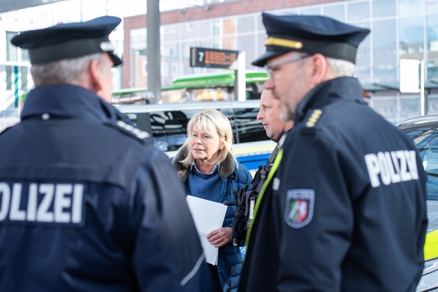 POL-RE: Bottrop: Schwerpunktaktion im Bereich ZOB und Ehrenpark - Polizeipräsidentin vor Ort