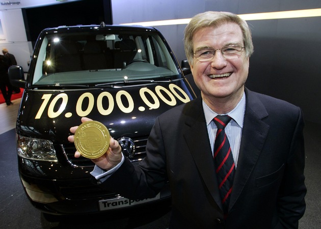 Volkswagen Nutzfahrzeuge auf der IAA: &quot;Golden Girls&quot; nehmen den 10-millionsten VW Transporter für Kinderkrebsstiftung entgegen