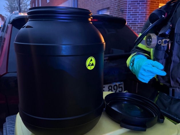 FW-AUR: Fl&uuml;ssigkeitsreste in Beh&auml;lter umgef&uuml;llt