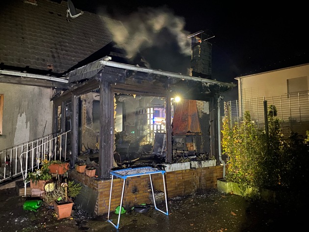FW-GL: Feuer in Einfamilienhaus im Stadtteil Schildgen fordert eine Schwerverletzte und erheblichen Sachschaden