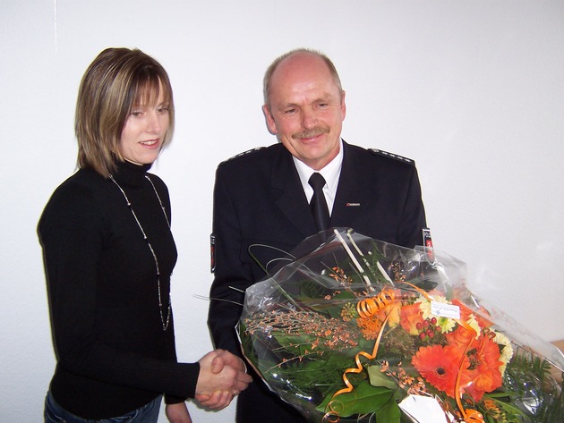 POL-HI: Polizei überreicht Nordstemmer Bürgerin einen Blumenstrauß für ihr couragiertes Verhalten. Exhibitionist gefasst!