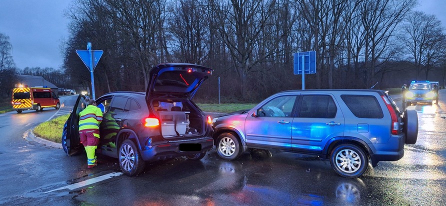 FW Sonsbeck: Auslaufende Betriebsmittel nach Verkehrsunfall