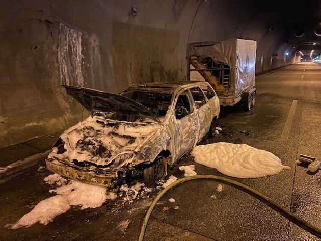 FW-DO: Feuer im Tunnel B 236. PKW brennt in voller Ausdehnung im Tunnel Berghofen.