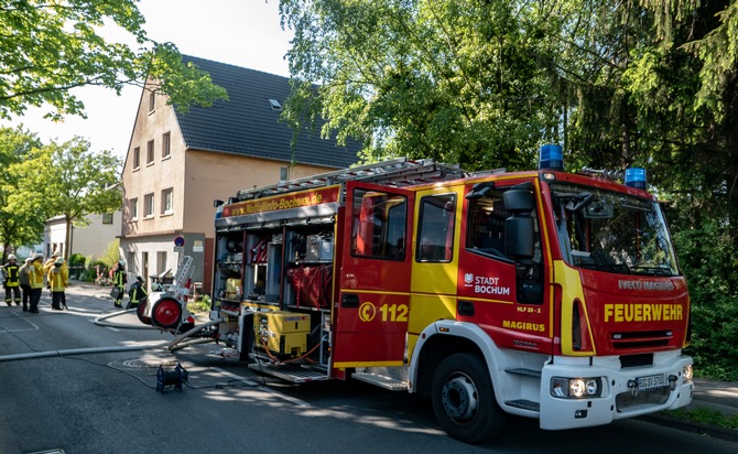 FW-BO: Wohnungsbrand in Riemke - Vier Personen werden leicht verletzt, Feuerwehr rettet Hund aus den Flammen