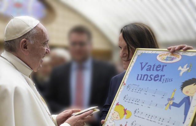 Menschenkinder Verlag: Wie im Himmel so auf Erden: Detlev Jöcker trifft Papst Franziskus im Vatikan und überreicht ihm "Vaterunser Hit's