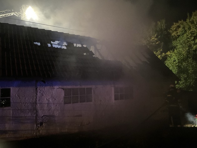 FW-DO: Garagenbrand in Dortmund-Hostedde zerstört mehrere PKW