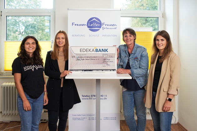 Presse-Information: Edeka-Mitarbeitende unterstützen den Verein Frauen helfen Frauen Ortenau e.V.
