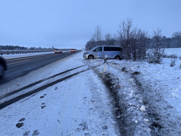 POL-ROW: Winterchaos auf der A 1: Polizei nimmt 38 Verkehrsunf&auml;lle auf