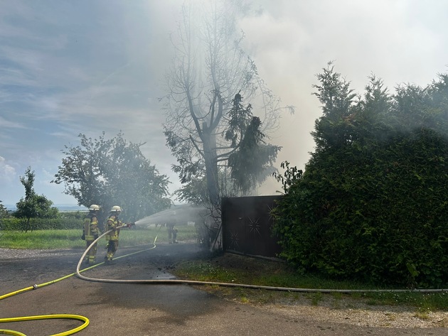 FW Gäufelden: Ausgedehnter Heckenbrand mit Wohnwagen in Vollbrand