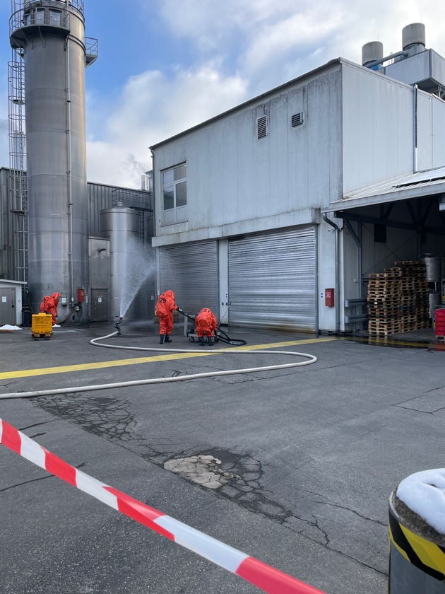 FW Konstanz: Gefahrstoffunfall im Konstanzer Industriegebiet