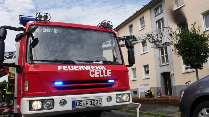 FW Celle: Küchenbrand in Neuenhäusen und Feuermeldung in der Altstadt - zwei Einsätze gleichzeitig für die Feuerwehr Celle!