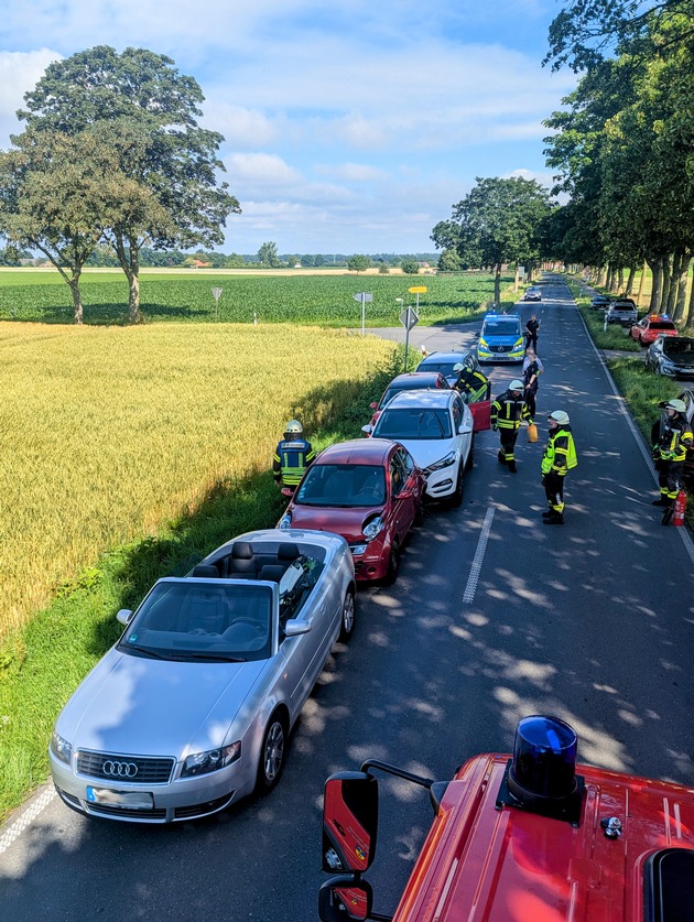 FW-KLE: Verkehrsunfall mit mehreren Fahrzeugen - auslaufende Betriebsstoffe auf der Uedemer Straße