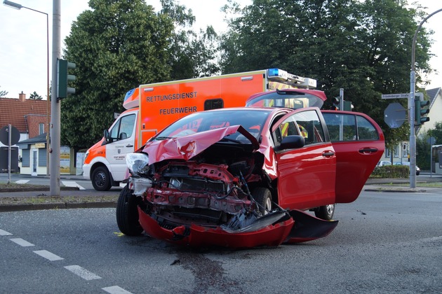 FW Menden: Verkehrsunfall - Zwei PKW kollidieren im Kreuzungsbereich