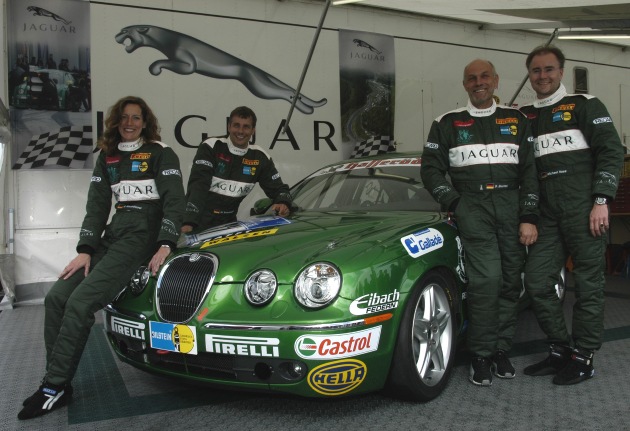 Start beim 24-Stunden-Rennen auf dem Nürburgring / Jaguar S-TYPE mit Diesel-Power unterwegs auf der Nordschleife