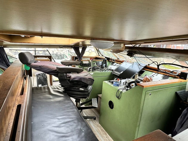 POL-DU: Gütermotorschiff rammt Brücke - Schiffsführer leicht verletzt