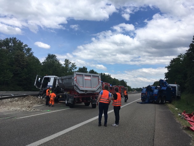 POL-FR: Bad Bellingen: Nachtrag zum Lkw-Unfall - A 5 längere Zeit gesperrt - 8 km langer Rückstau - langwierige Aufräumarbeiten