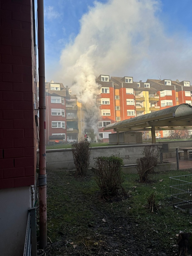 FW-DO: Feuer breitet sich im Mehrfamilienhaus über die Balkone auf 4 Etagen aus