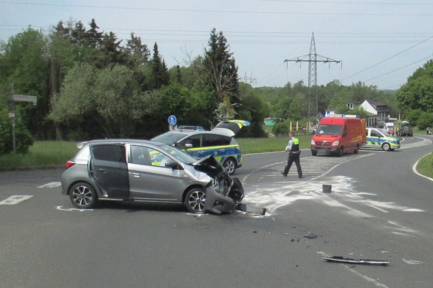 POL-ME: Verkehrsunfall mit hohem Sachschaden - Velbert - 2005048