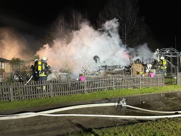 FW-ROW: Papiertonnen unter Carport geraten in Brand +++ Mobilheim brennt vollständig nieder