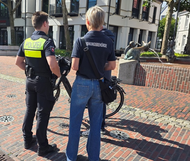 POL-EL: Lingen - Gemeinsame Kontrollaktion in der Lingener Fußgängerzone: Polizei und Ordnungsamt überprüfen Radfahrer und E-Scooter (Fotos)