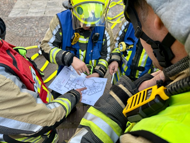 FW Hünxe: Mehrere Verletzte nach Kellerbrand - Feuerwehr übt im Rathaus Hünxe