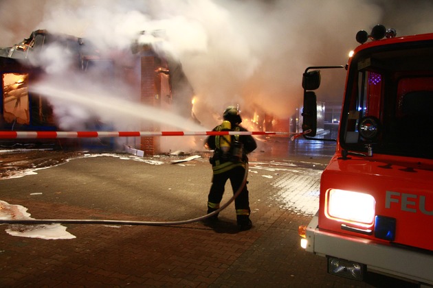 FW-E: Lidl-Markt Raub der Flammen