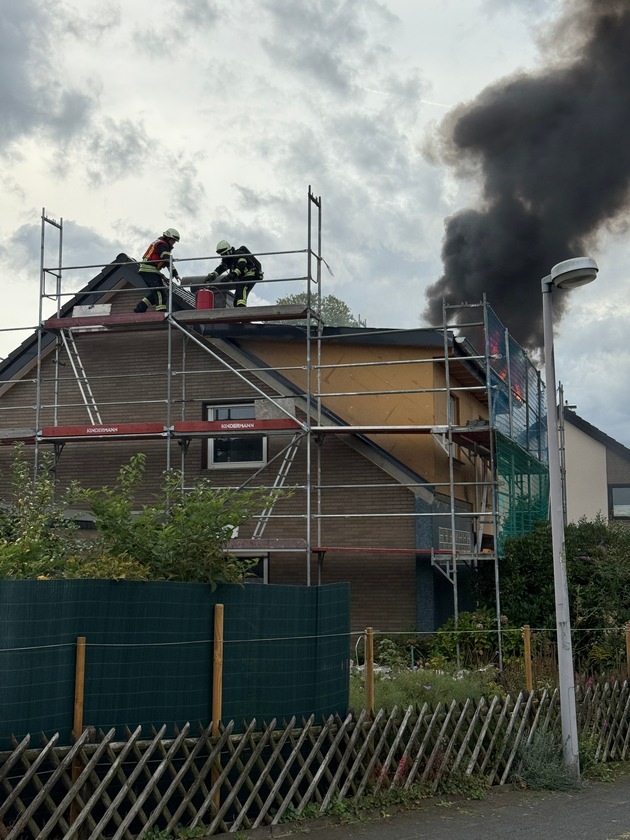 FW-MH: Dachstuhlbrand in Mülheim-Heißen