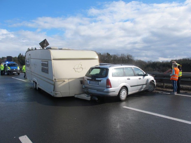POL-ROW: ++ Auf der Hansalinie - Pkw-Wohnwagen gerät außer Kontrolle und verursacht Unfall ++
