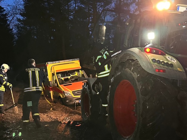 FW-AUR: Feststeckenden Notarztwagen befreit