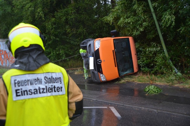 FW-Stolberg: Kastenwagen am frühen Sonntagmorgen verunglückt