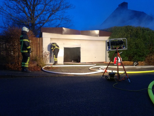 FW-PLÖ: Datum: 21.12.2017, 7:22 Uhr +++ Einsatzort: Schwentinental, OT Raisdorf +++ Einsatz: FEU, Garagenbrand