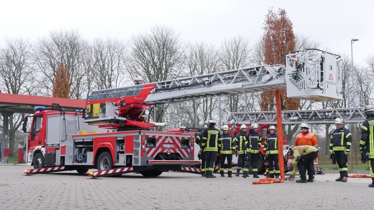 FW Celle: Drehleiterfortbildung zum Thema Lasthebeeinsatz bei der Feuerwehr Celle
