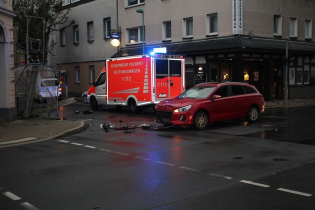 POL-ME: Ein Leichtverletzter und ein hoher Sachschaden nach Verkehrsunfall - Velbert - 2209145