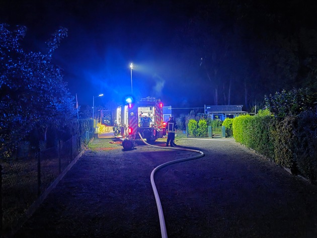 FW Datteln: Feuer in Kleingartenanlage
