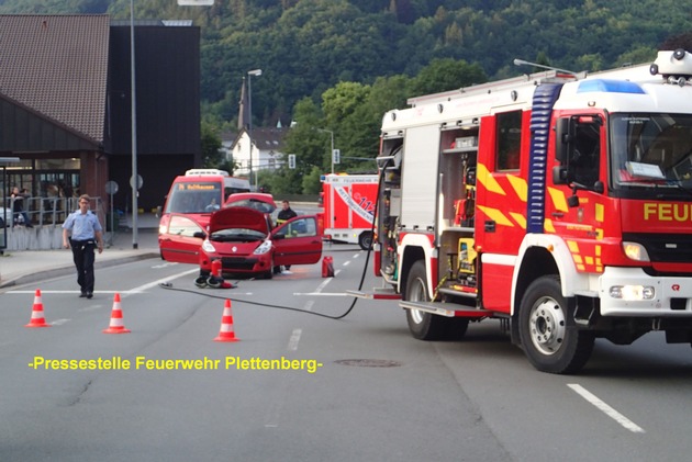 FW-PL: Gemeldeter Fahrzeugbrand nach Verkehrsunfall und Schornsteinbrand in einem Schloß in Plettenberg