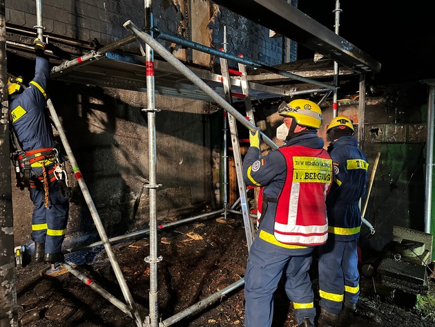 FW-GL: Feuerwehr verhindert Dachstuhlbrand im Stadtteil Schildgen von Bergisch Gladbach - THW unterstützt