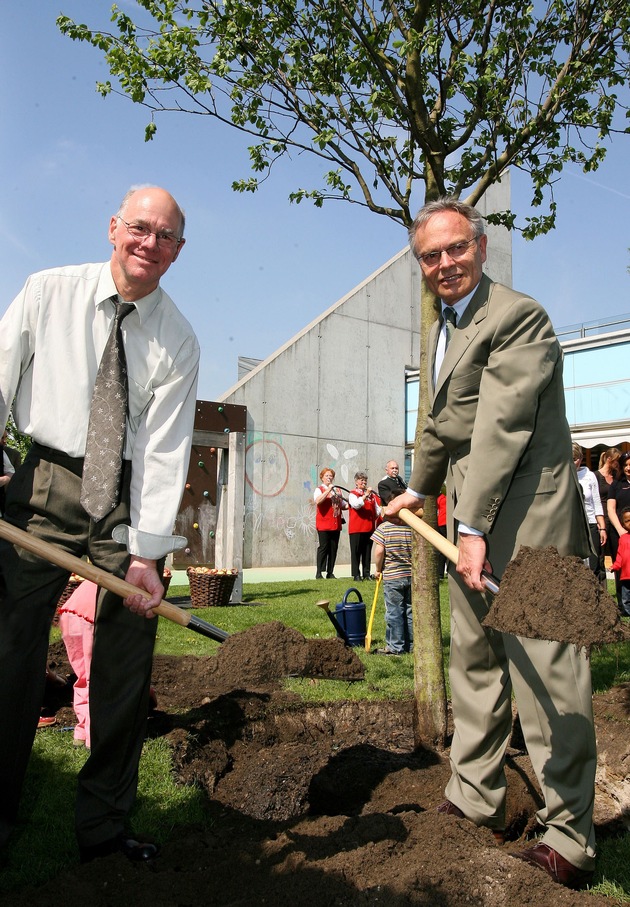 Tag des Baumes 2007: Bundestagspräsident Norbert Lammert und Günther Fielmann pflanzen Zwetschgenbaum in Berlin / Schutzgemeinschaft Deutscher Wald ehrt Günther Fielmann für Verdienste im Naturschutz