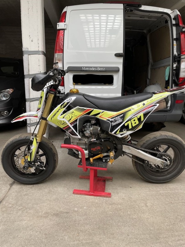 POL-H: Zeugenaufruf: Täter stehlen zwei Motocross-Motorräder in Hannover-Bemerode - Polizei bittet um Hinweise