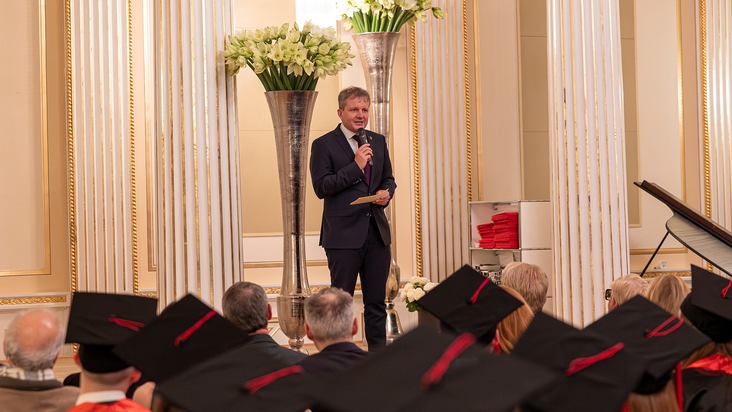 Abschluss des Pionierjahrgangs Medizin: Helios und IRO Group transformieren universitäre Ausbildung