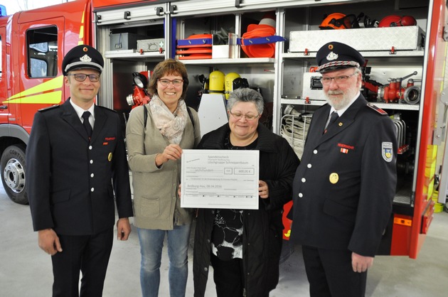 FW-KLE: Spende ermöglicht Kinderstation neuen Spielplatz / Freiwillige Feuerwehr Bedburg-Hau unterstützt Klever Kinderklinik