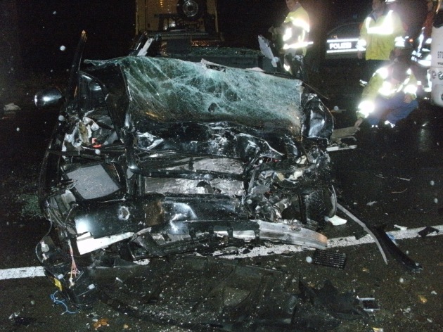 POL-WL: Pkw Diebstahl, Anhänger ohne Versicherung, Schwerer Verkehrsunfall
