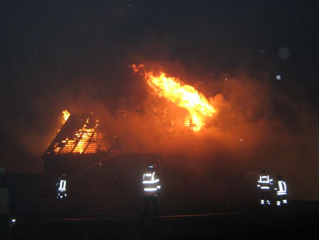 POL-HOL: Negenborn - LK Holzminden: Scheunenbrand verursacht mehrere Hunderttausend Euro Sachschaden  - Feuerwehr mit starken Kräften im Einsatz  / Pferd verendet -