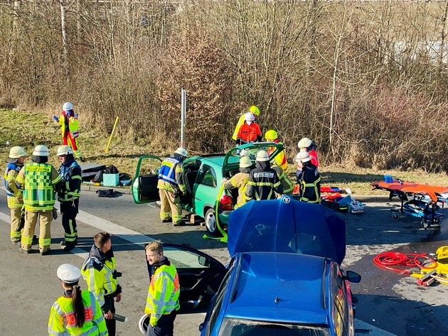 FW Böblingen: Schwerer Verkehrsunfall auf der K1055 (alte B14)