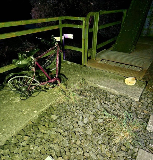 BPOL-KS: Fahrradfahrer auf Eisenbahnbrücke von Zug er-fasst
